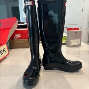 Size 8 hunter boots and a pair of black & a pair of white Hunter socks in Large